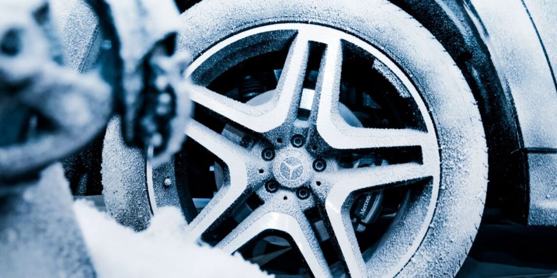 Staiga nusileido automobilio ratas be jokios skylės: šokiruojanti priežastis ir ką daryti dabar