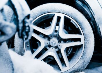 Staiga nusileido automobilio ratas be jokios skylės: šokiruojanti priežastis ir ką daryti dabar