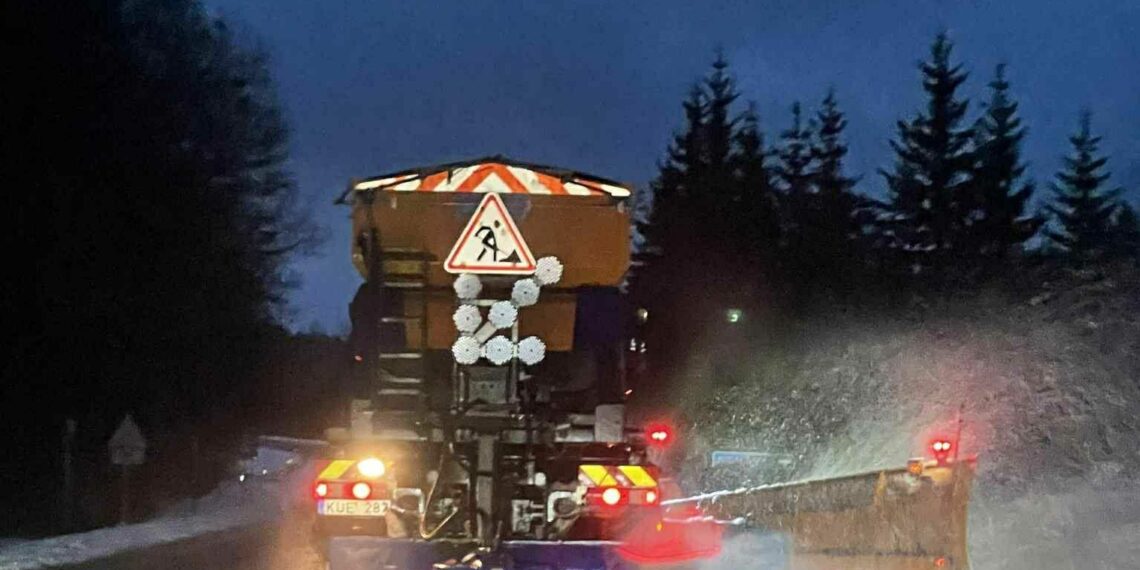 Staigus žiemiškas smūgis Lietuvai: kelininkai perspėja, kad sniegas naktį paralyžiuos eismą