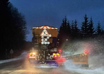 Staigus žiemos smūgis: keliai virto čiuožyklomis, kelininkai perspėja vairuotojus nevažiuoti