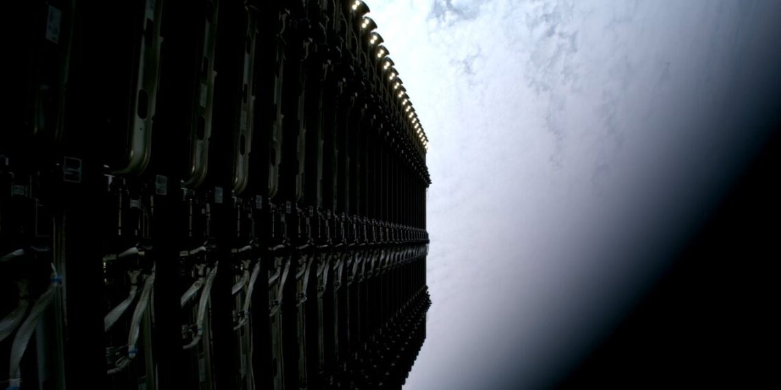 Starlink satelitai leidžiasi arčiau Žemės: Elono Musko sprendimas atskleidžia didžiulę grėsmę