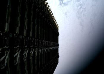 Starlink satelitai leidžiasi arčiau Žemės: Elono Musko sprendimas atskleidžia didžiulę grėsmę