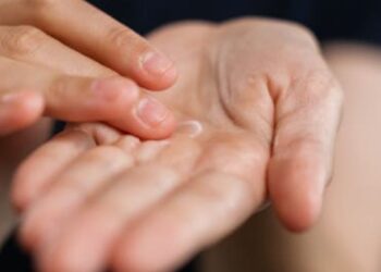 Sausoms ir suskeldėjusioms rankoms – paprasta priemonė iš vaistinės, kainuojanti vos kelis eurus