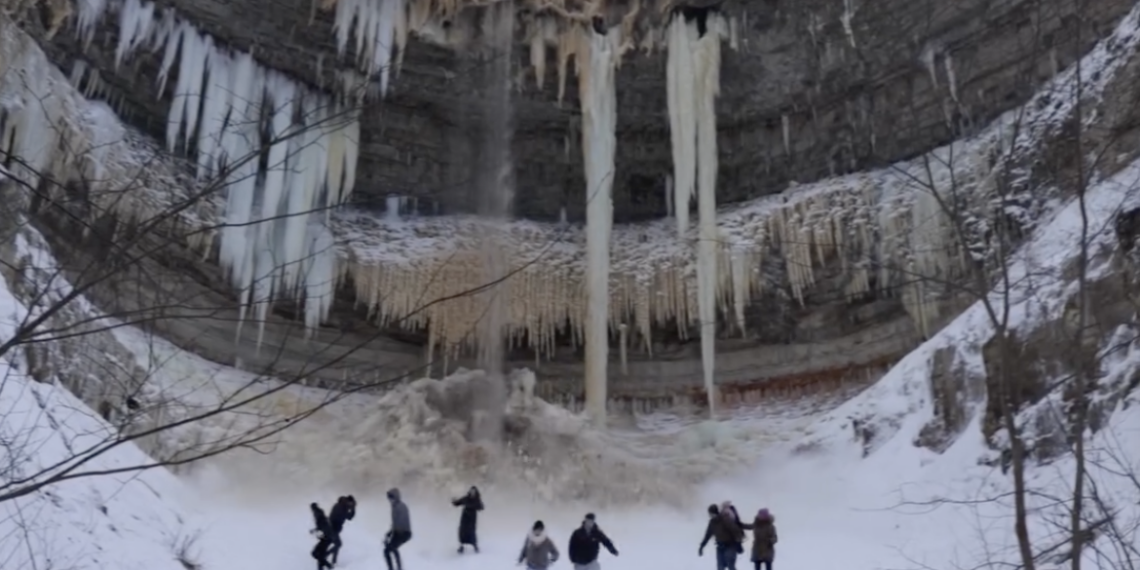 Stebuklas šiaurės Estijoje: ant žmonių griuvus tonoms ledo nuo krioklio, tragedijos pavyko išvengti
