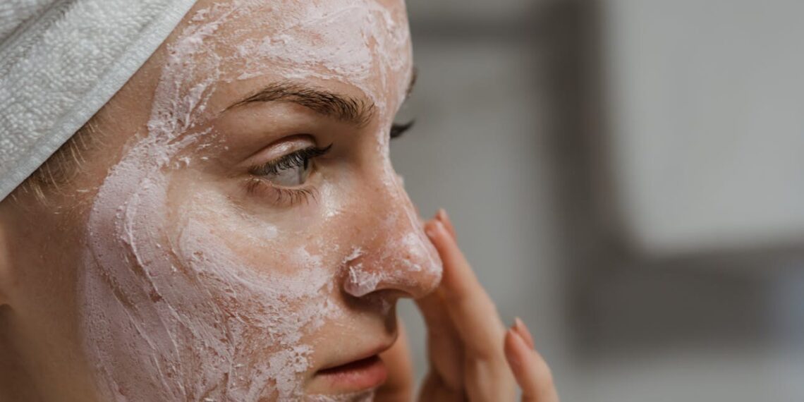 Stebuklinga baltojo molio kaukė per 15 min: oda akimirksniu tampa gaivi, lygi ir švytinti