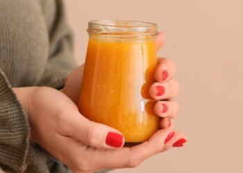 Stebuklingas gėrimas iš apelsinų: šis rytinis skystis per kelias dienas pastebimai sutraukia odą