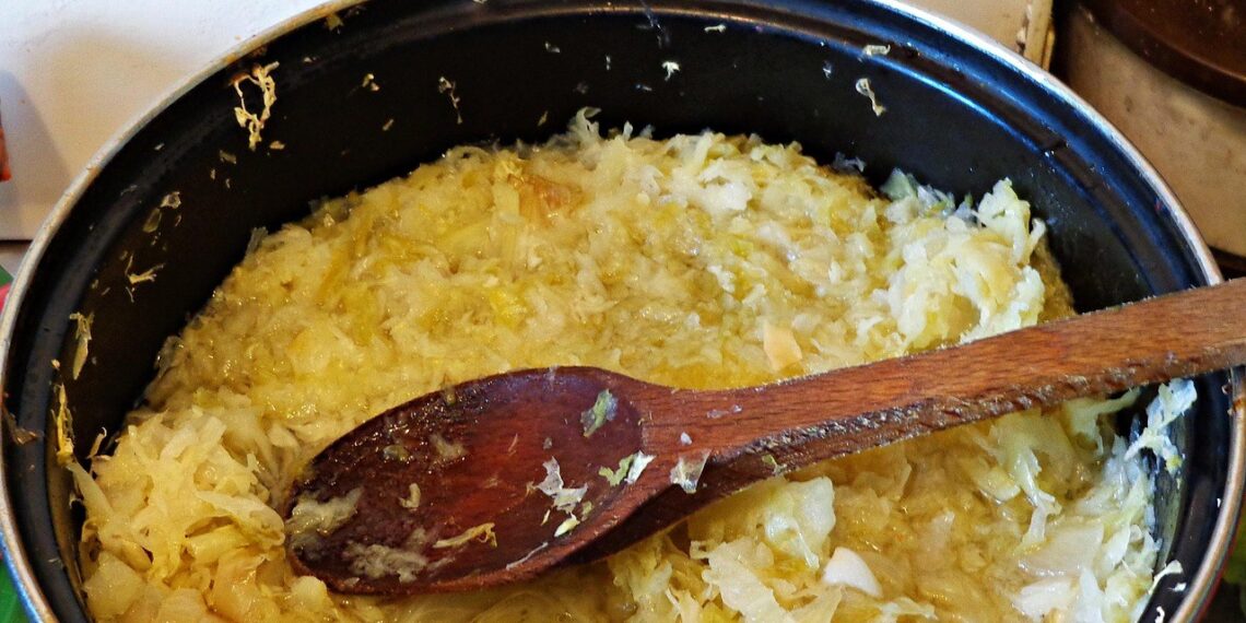 Stebuklingas prieskonis nuo pilvo pūtimo ir sunkumo: dėk į žirnienę ir raugintus patiekalus