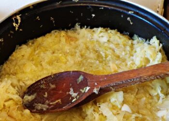 Stebuklingas prieskonis nuo pilvo pūtimo ir sunkumo: dėk į žirnienę ir raugintus patiekalus