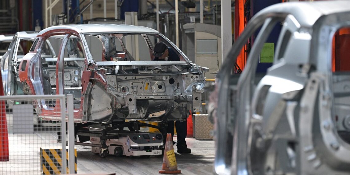 Stellantis atleidžia šimtus darbininkų: kas slepiasi už „savanoriškų“ išeičių programos?