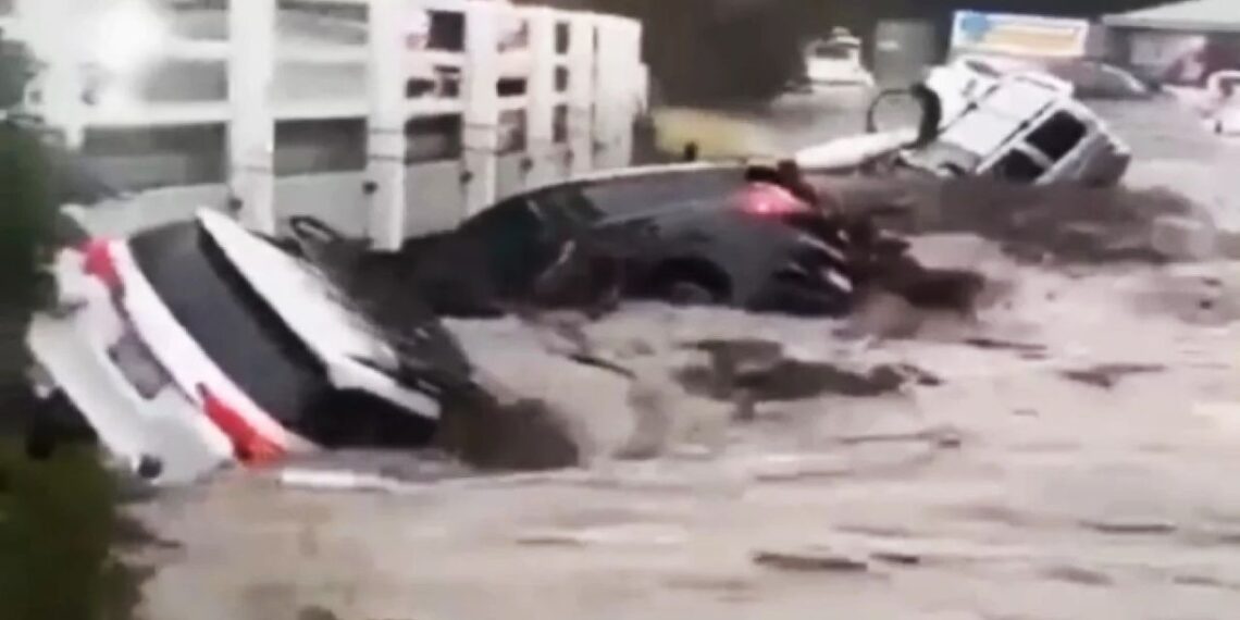 Stichinė nelaimė Australijoje: milžiniškas potvynis šluoja dešimtis automobilių į jūrą