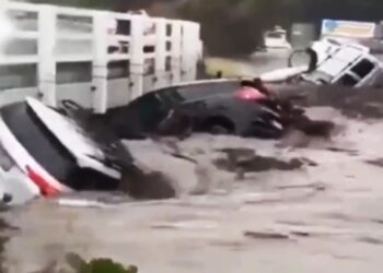 Stichinė nelaimė Australijoje: milžiniškas potvynis šluoja dešimtis automobilių į jūrą