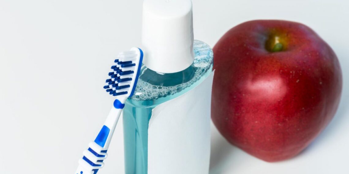 Stomatologai atskleidė klaidą, kurią daro visi: taip burnos skalavimo skystis pradeda kenkti jums