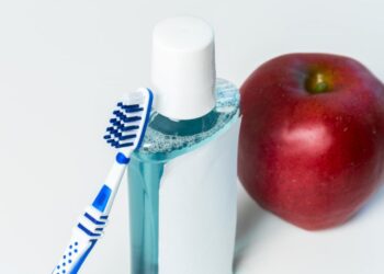 Stomatologai atskleidė klaidą, kurią daro visi: taip burnos skalavimo skystis pradeda kenkti jums