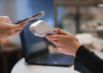 Sukčiai nusitaikė į tavo telefoną: 7 klastingi mobiliųjų piniginių triukai, apie kuriuos tylima