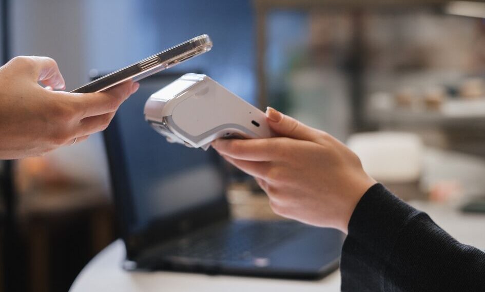 Sukčiai nusitaikė į tavo telefoną: 7 klastingi mobiliųjų piniginių triukai, apie kuriuos tylima