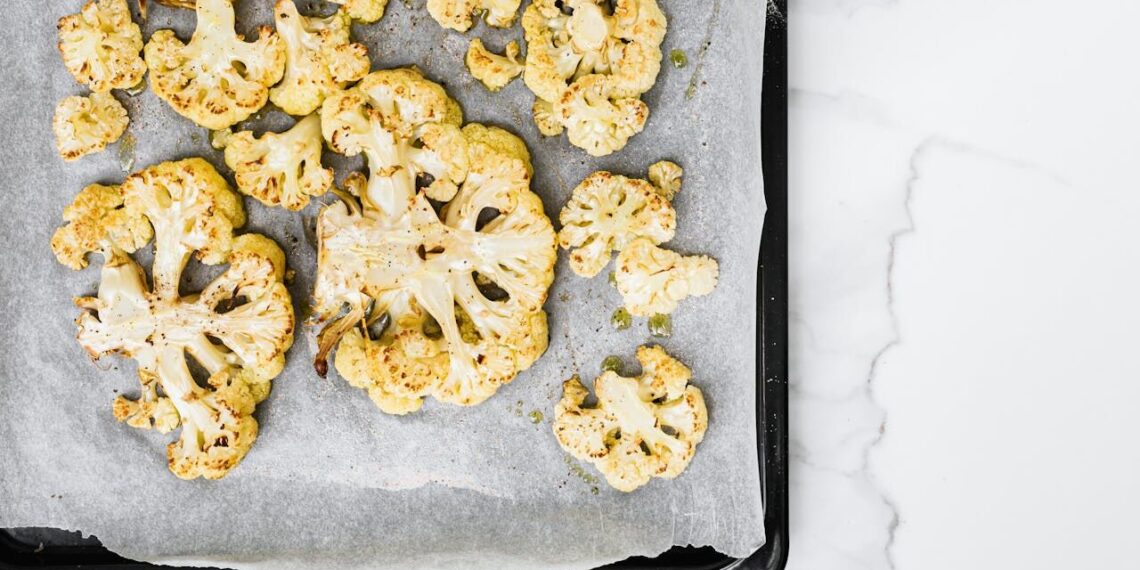 Šventės baigėsi, svoris liko? Šefai užsikniaubs – šis kalafioro steikas keičia mėsą ir figūrą