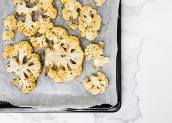 Šventės baigėsi, svoris liko? Šefai užsikniaubs – šis kalafioro steikas keičia mėsą ir figūrą