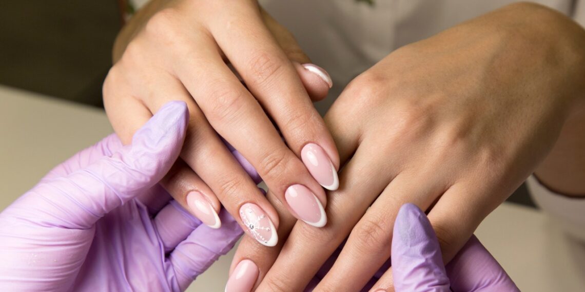 Teisingas manikiūras darbe: 7 elegantiški būdai atrodyti profesionaliai ir pasitikinčiai