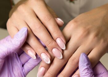 Teisingas manikiūras darbe: 7 elegantiški būdai atrodyti profesionaliai ir pasitikinčiai