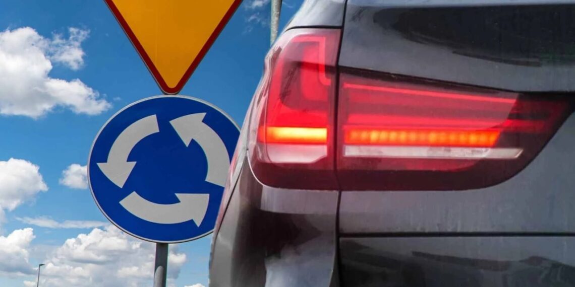 Teismas nutarė: ar privaloma rodyti kairį posūkį žiede – sprendimas nustebins vairuotojus