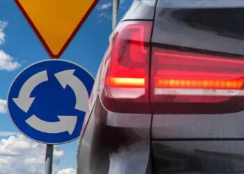 Teismas nutarė: ar privaloma rodyti kairį posūkį žiede – sprendimas nustebins vairuotojus