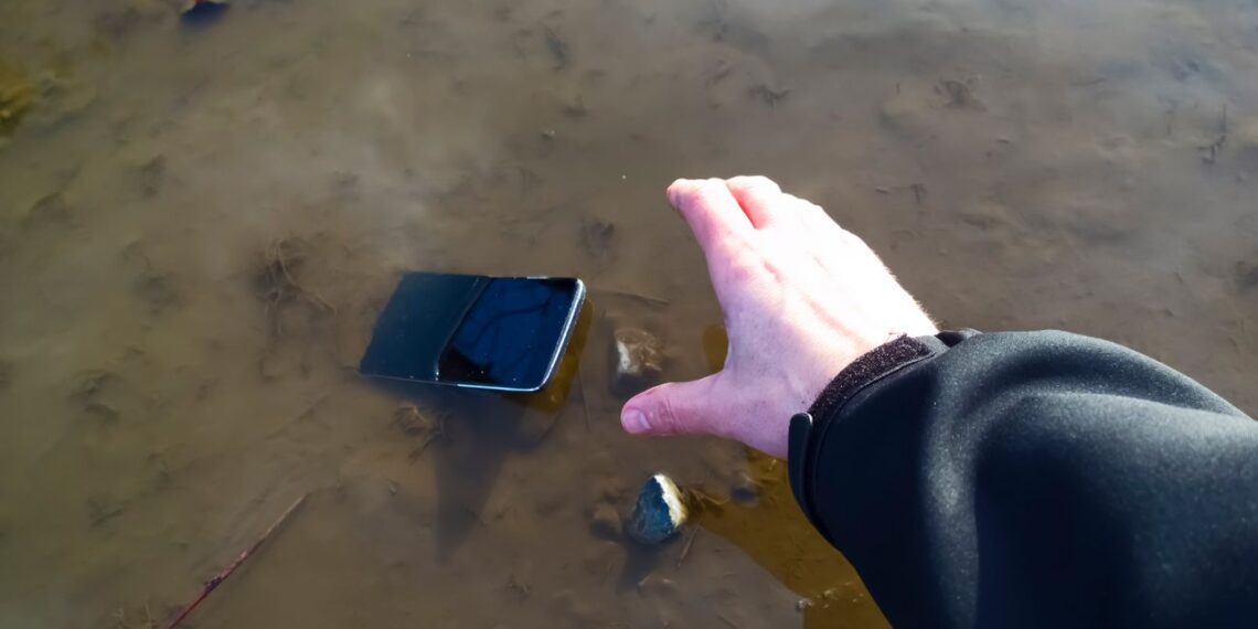 Telefonas įkrito į vandenį? Ekspertai atskleidė, kodėl ryžiai nepadės ir ką daryti iškart