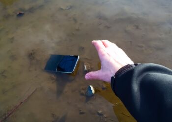 Telefonas įkrito į vandenį? Ekspertai atskleidė, kodėl ryžiai nepadės ir ką daryti iškart