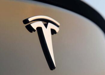 Tesla krenta nuo sosto: antrus metus iš eilės smunka pardavimai – ar EV bumas jau baigėsi?