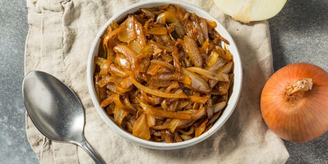 Tinginukams skirta gudrybė: stebuklingas būdas pasigaminti karamelizuotus svogūnus be keptuvės
