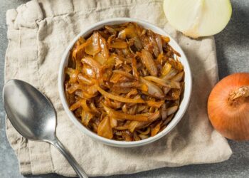 Tinginukams skirta gudrybė: stebuklingas būdas pasigaminti karamelizuotus svogūnus be keptuvės