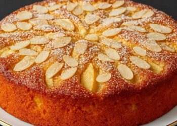 Tobulai pavykstantis vokiškas obuolių pyragas: švelnesnis už kavinės ir dingsta akimirksniu