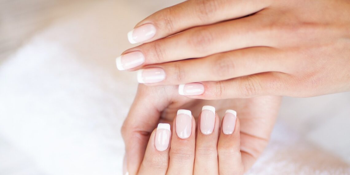 Tobulas manikiūras krikštynoms: ekspertės atskleidžia spalvas ir raštus, kurie sužavės visus