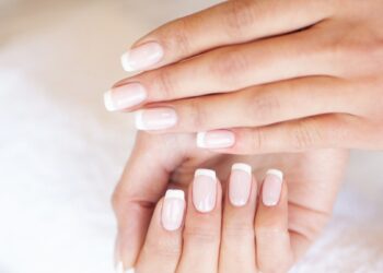Tobulas manikiūras krikštynoms: ekspertės atskleidžia spalvas ir raštus, kurie sužavės visus