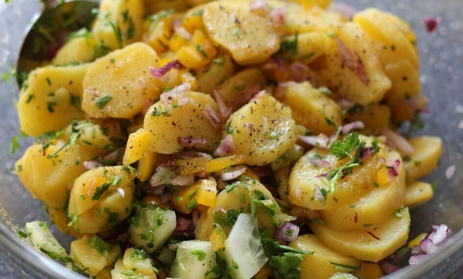 Traiškytų bulvių ir agurkų salotos užkariavo lietuvių virtuves: pigus garnyras, kurio nori visi