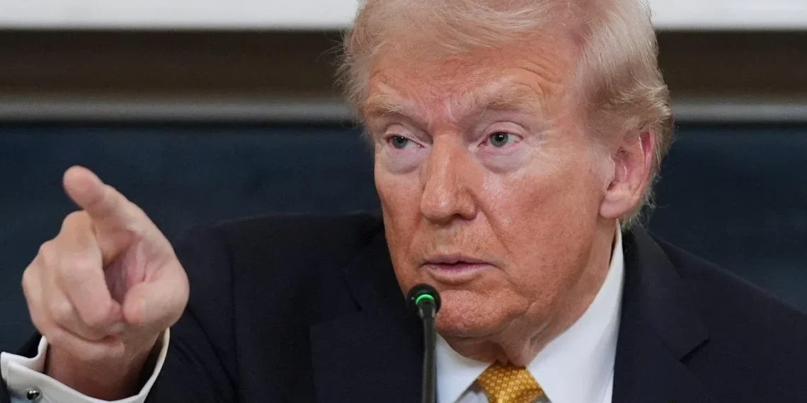 Trumpas įsiuto: grasina Kanadą užversti 100 % muitais dėl slaptų susitarimų su Kinija