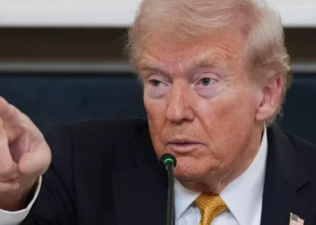 Trumpas įsiuto: grasina Kanadą užversti 100 % muitais dėl slaptų susitarimų su Kinija