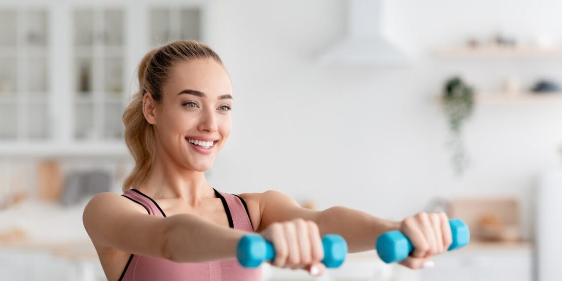 Treneris atskleidžia paslaptį: 4 paprasti pratimai itin stangrioms rankoms – atlikite juos iki sausio pabaigos