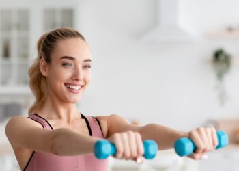 Treneris atskleidžia paslaptį: 4 paprasti pratimai itin stangrioms rankoms – atlikite juos iki sausio pabaigos