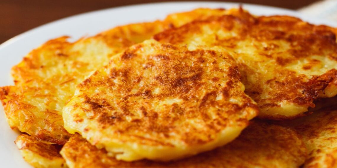 Trik z tartymi ziemniakami: dodaj dużą szczyptę, a placki będą chrupiące i złociste