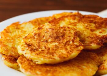 Trik z tartymi ziemniakami: dodaj dużą szczyptę, a placki będą chrupiące i złociste