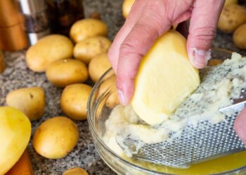 Uždėk ant odos ir lauk stebuklo: žalių bulvių kaukė numalšina skausmą, gydo ir lieknina