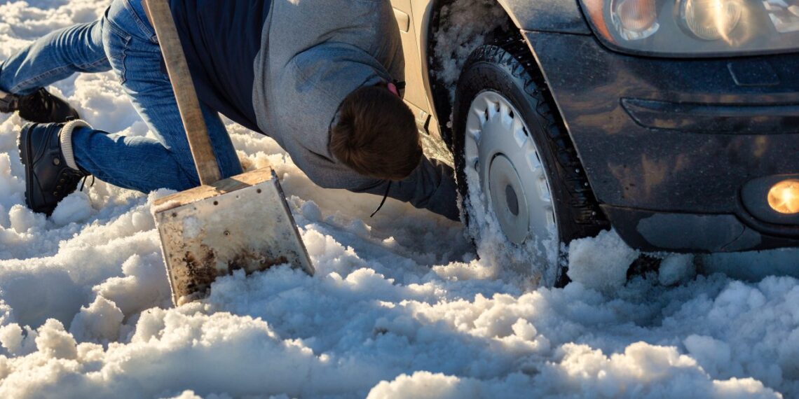 Užklimpai sniege ir ratai buksuoja? Paprasti triukai, kaip išsivaduoti per kelias minutes