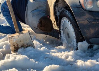 Užklimpai sniege ir ratai buksuoja? Paprasti triukai, kaip išsivaduoti per kelias minutes
