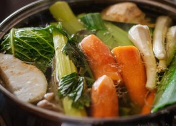 Užmirštas močiutės priedas į sultinį: kadaise jį dėjo visos, sriuba tapdavo skaidri ir auksinė