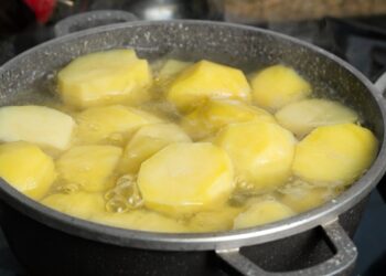 Užtenka šio vieno priedo ir bulvės tampa 100 kartų skanesnės – druskos nebenorėsite