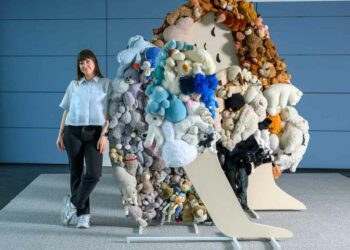 Vaiko pagalbos šauksmą atskleidžianti jautri A. Kišonaitės instaliacija sukrečia Klaipėdos stotyje