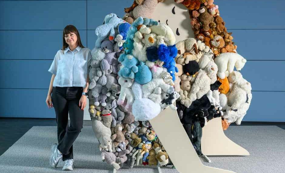 Vaiko pagalbos šauksmą atskleidžianti jautri A. Kišonaitės instaliacija sukrečia Klaipėdos stotyje