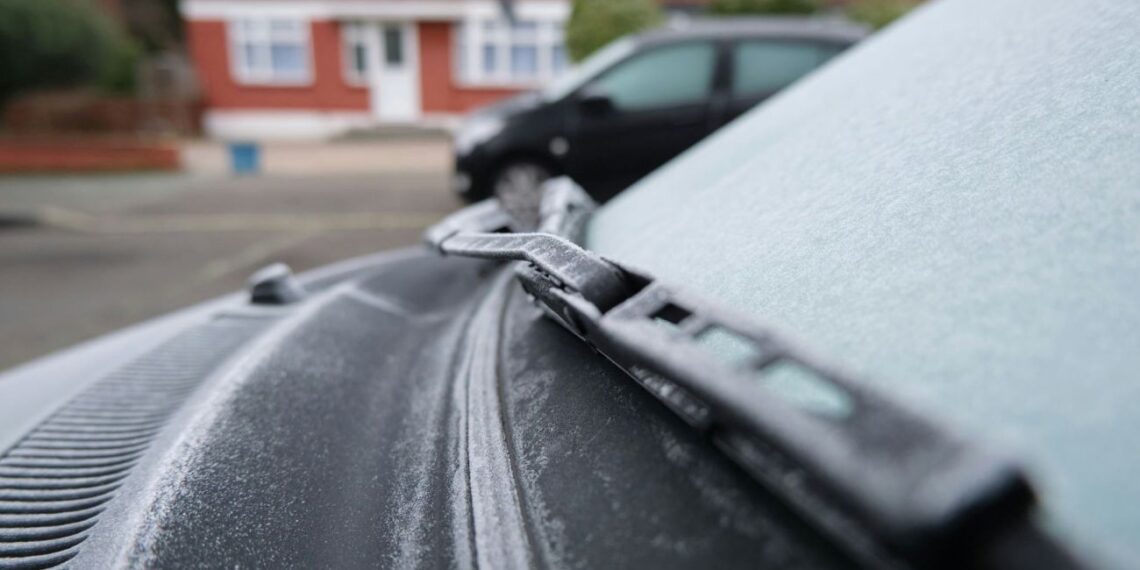 Vairuotojai šokiruoti: štai genalus 2 minučių triukas, kaip nuvalyti ledą neplėšant gumos