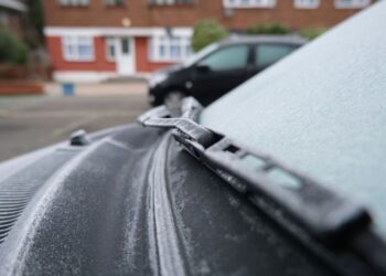 Vairuotojai šokiruoti: štai genalus 2 minučių triukas, kaip nuvalyti ledą neplėšant gumos