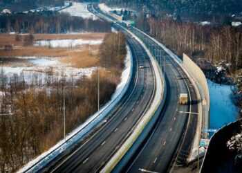 Via Lietuva perspėja: sunkiasvoriai vilkikai gadina senstančius kelius – kas nutylima?